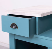 Részlet a fenyőfa bárpult fiókjáról. Színe: világoskék és fehér.