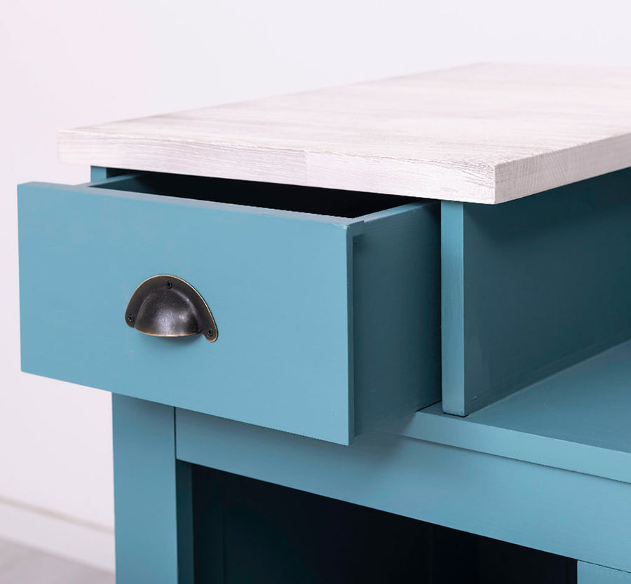 Részlet a fenyőfa bárpult fiókjáról. Színe: világoskék és fehér.