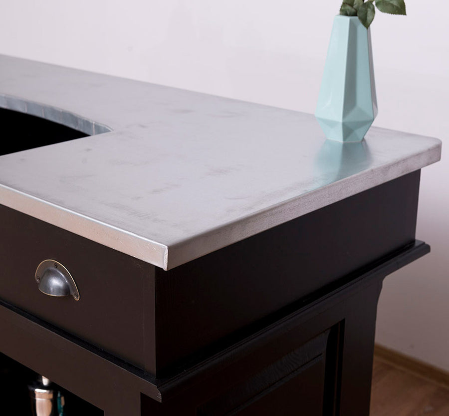 Tömör fenyőfából készült, fekete színű dekoratív bárpult cink fedalappal.