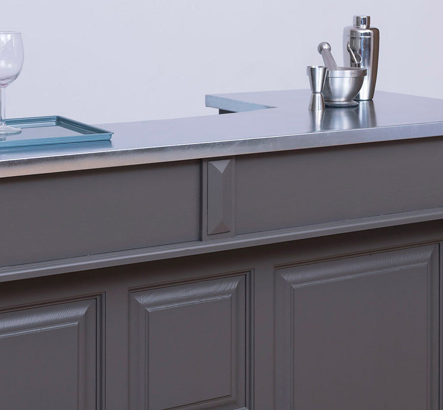 Tömör fenyőfából készült, szürke színű dekoratív bárpult cink fedalappal.