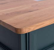 Viharkék színű, vidéki stílusú bárpult, natúr színű olajozott tölgyfa fedlappal.