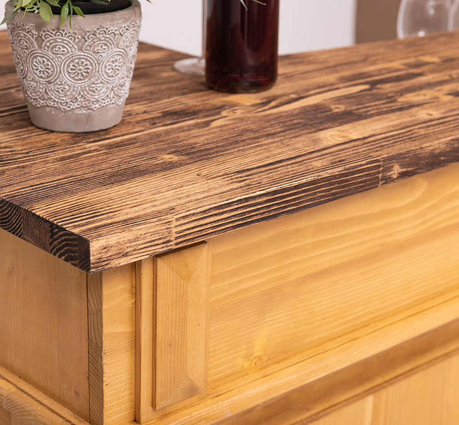 Tömör fenyőfából készült, waxolt natúr színű dekoratív bárpult natúr pácolt fedalappal.