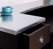 Tömör fenyőfából készült, fekete színű dekoratív bárpult részlete a fiókkal és a cink fedlappal.