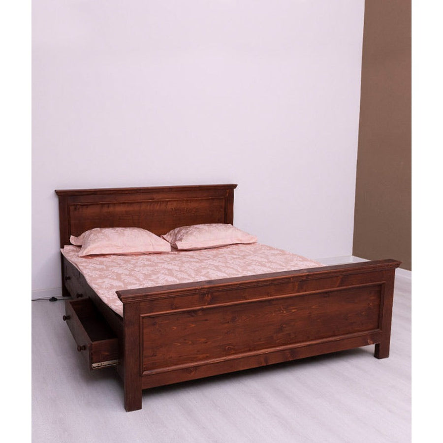 140 x 200 centiméteres, fenyőfából készült ágykeret. Lakkozott, barna színű..