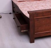 140 x 200 centiméteres, fenyőfából készült ágykeret. Lakkozott, barna színű.