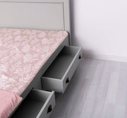 160 x 200 centiméteres, fenyőfából készült ágykeret. Festett, törtfehér színű.