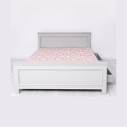 180 x 200 centiméteres, fenyőfából készült ágykeret. Festett, törtfehér színű.