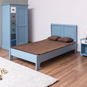 90x200 cm matracmérettel rendelkező, kék színű egyszemélyes ágy fenyőfából.