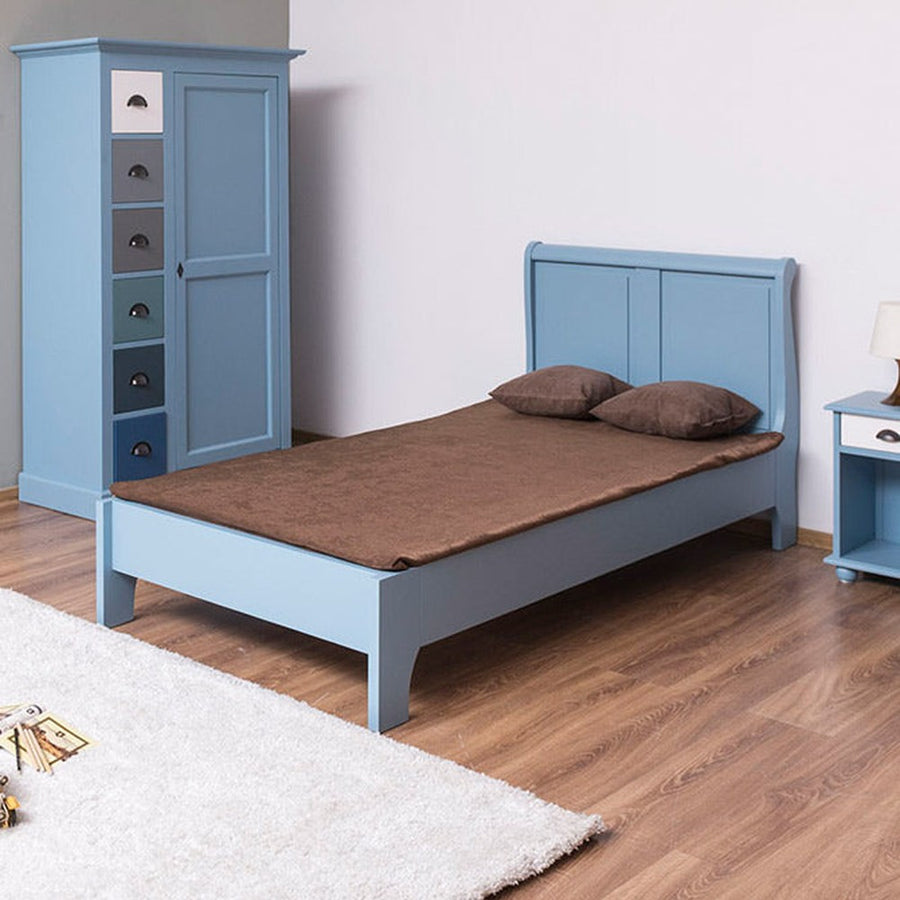 90x200 cm matracmérettel rendelkező, kék színű egyszemélyes ágy fenyőfából.