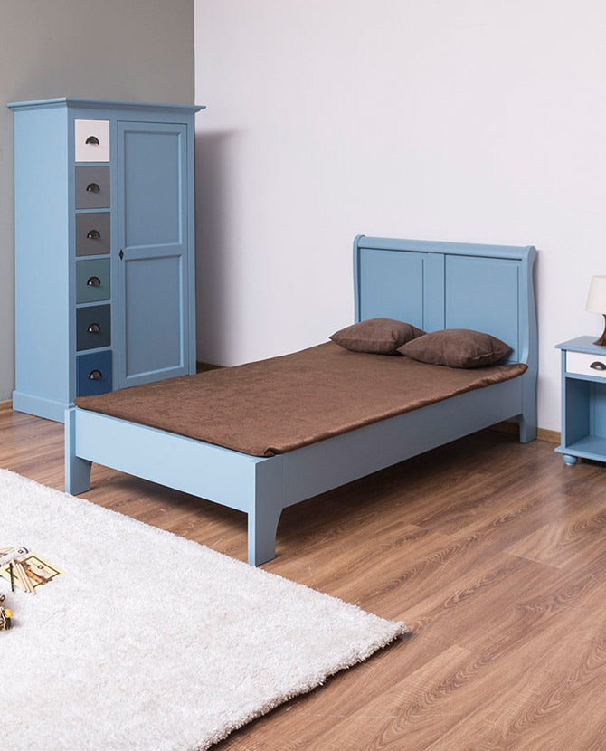 90x200 cm matracmérettel rendelkező, kék színű egyszemélyes ágy fenyőfából.
