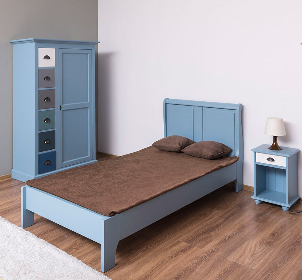 90x200 cm matracmérettel rendelkező, kék színű egyszemélyes ágy fenyőfából.