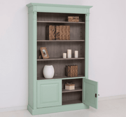 Klasszikus stílusú, tömör fenyőfa könyvesszekrény. Világoszöld és pácolt natúr színű.
