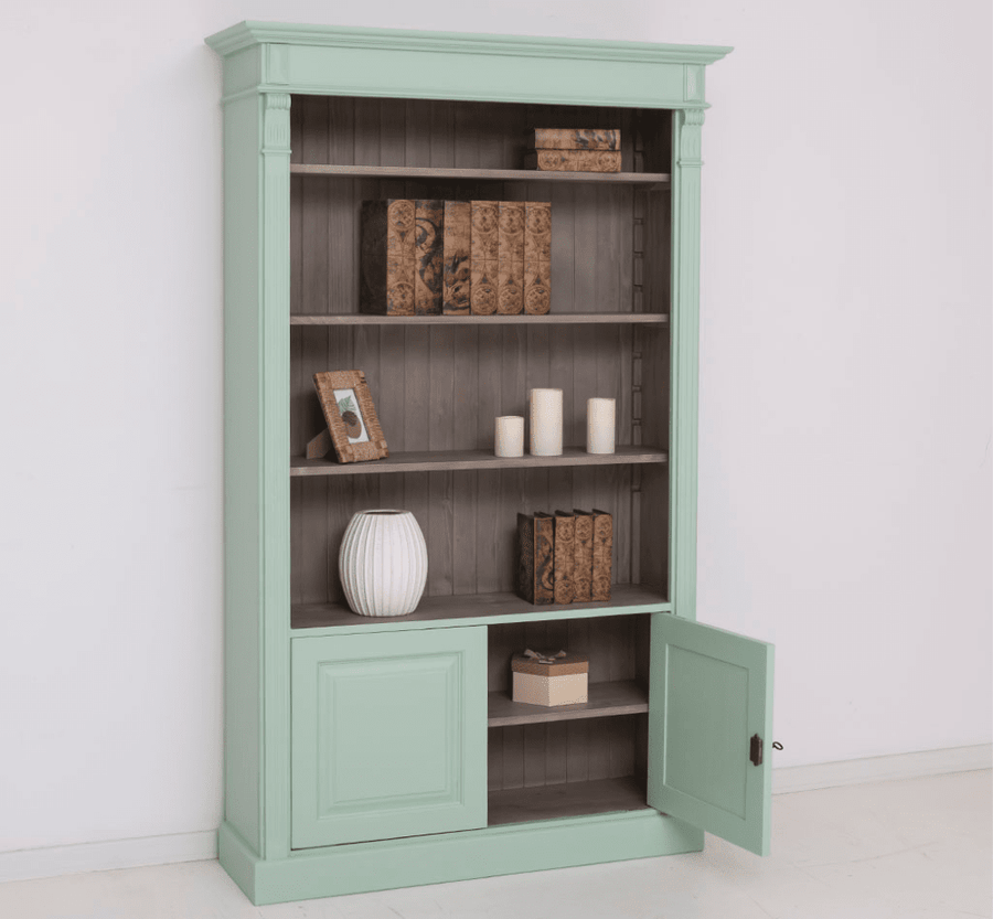 Klasszikus stílusú, tömör fenyőfa könyvesszekrény. Világoszöld és pácolt natúr színű.
