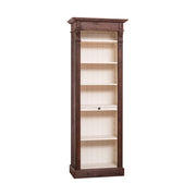 Vörösesbarna, és krémfehér színű klasszikus stílusú könyvszekrény hat polccal és egy kihúzható könyvtartóval.