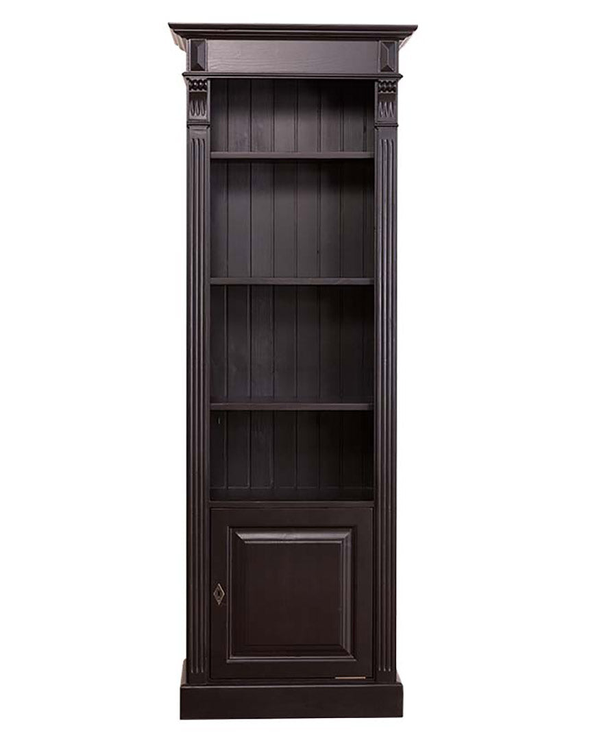 Sötétbarna színű, klasszikus stílusú könyvszekrény négy polccal és egy ajtós tárolóval. A bútor szélét dekoráció faragások díszítik.