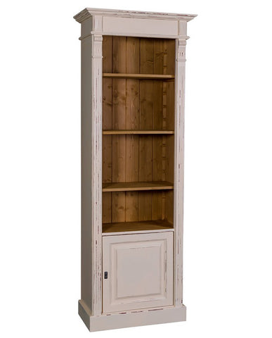 Antikolt fehér és natúr színű, klasszikus stílusú könyvszekrény négy polccal és egy ajtós tárolóval. A bútor szélét dekoráció faragások díszítik.