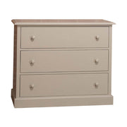 Fenyőfából készült, festett, bézs színű három fiókos komód.