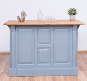 Fenyőfából készült, szürke színű bárpult natúr színű tölgyfa fedlappal.