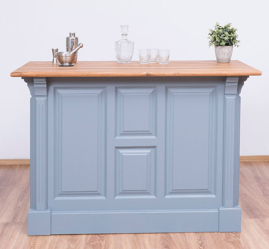 Fenyőfából készült, szürke színű bárpult natúr színű tölgyfa fedlappal.