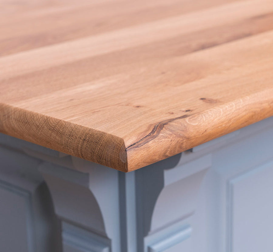 Fenyőfából készült, szürke színű bárpult natúr színű tölgyfa fedlappal.