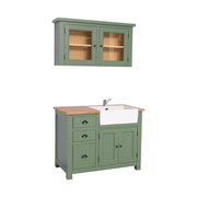 Zöld és barna színű fali konyhaszekrény mosogató fölött, két üveges ajtóval. A tárolást egy polc segíti elő.