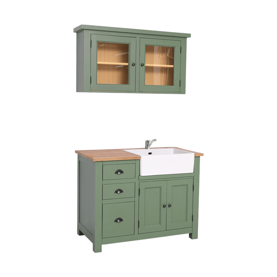 Zöld és barna színű fali konyhaszekrény mosogató fölött, két üveges ajtóval. A tárolást egy polc segíti elő.