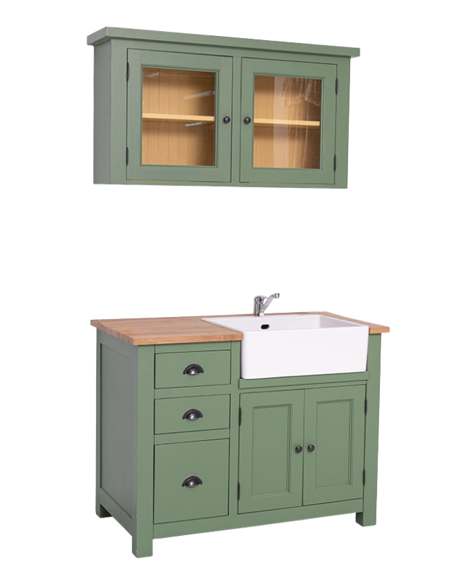 Zöld és barna színű fali konyhaszekrény mosogató fölött, két üveges ajtóval. A tárolást egy polc segíti elő.