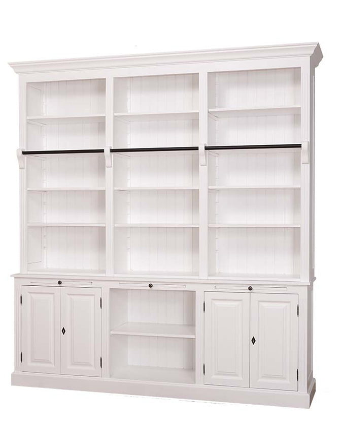 Háromosztatú fenyőfa könyvszekrény négy polccal és két kisméretű ajtós tárolóval a bútor alján. Színe fehér.