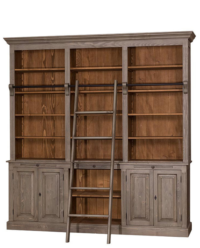 Háromosztatú fenyőfa könyvszekrény négy polccal és két kisméretű ajtós tárolóval a bútor alján. Színe élénk barna és szürkésbarna.