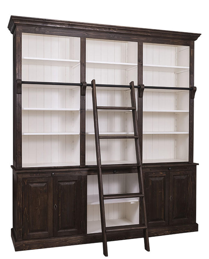 Háromosztatú fenyőfa könyvszekrény négy polccal és két kisméretű ajtós tárolóval a bútor alján. Színe fehér és sötétbarna.