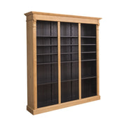 Klasszikus stílusú, háromosztatú fenyő könyvszekrény, állítható polcokkal. Színe natúr és csokoládébarna.