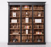 Klasszikus stílusú, háromosztatú fenyő könyvszekrény, állítható polcokkal. Színe fekete és pácolt barna