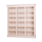 Klasszikus stílusú, háromosztatú fenyő könyvszekrény, állítható polcokkal. Színe törtfehér.