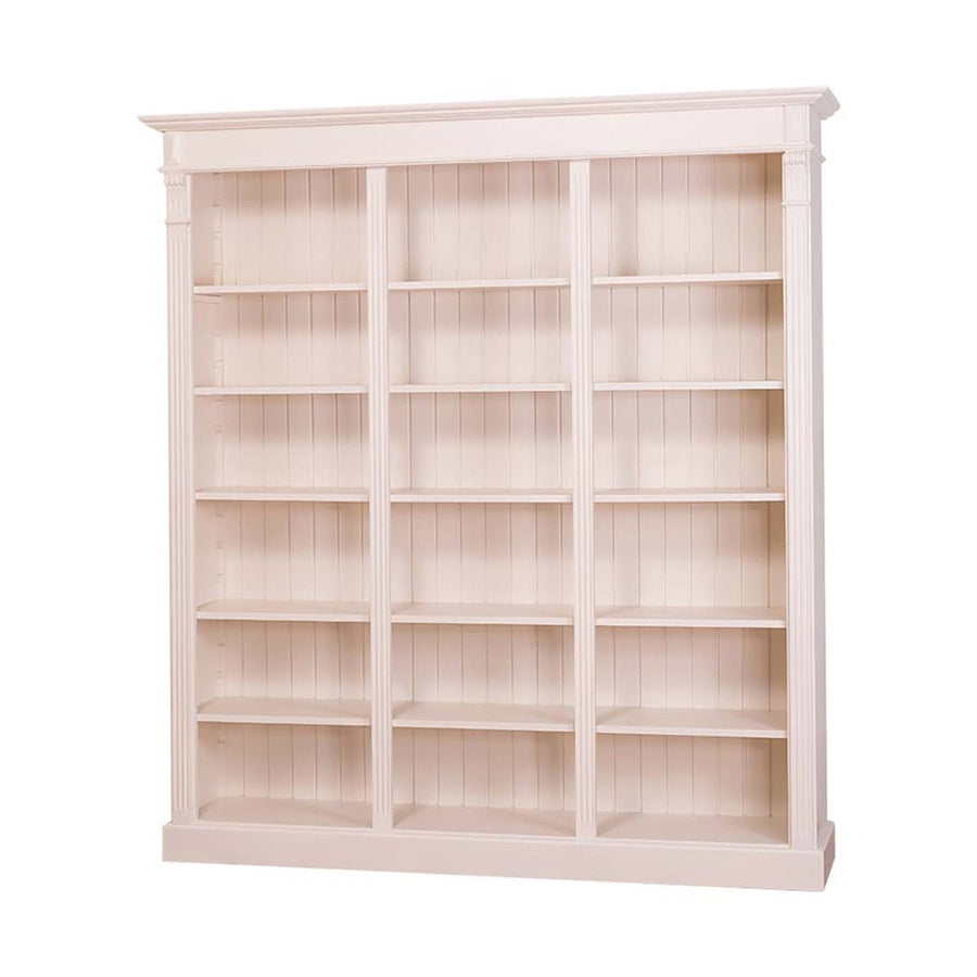 Klasszikus stílusú, háromosztatú fenyő könyvszekrény, állítható polcokkal. Színe törtfehér.