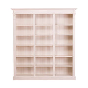 Klasszikus stílusú, háromosztatú fenyő könyvszekrény, állítható polcokkal. Színe törtfehér.