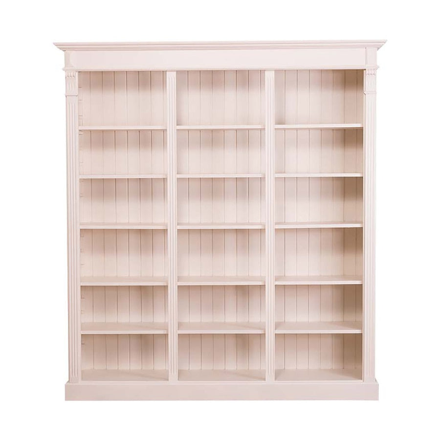 Klasszikus stílusú, háromosztatú fenyő könyvszekrény, állítható polcokkal. Színe törtfehér.