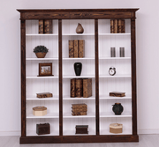 Klasszikus stílusú, háromosztatú fenyő könyvszekrény, állítható polcokkal. Színe pácolt barna és fehér