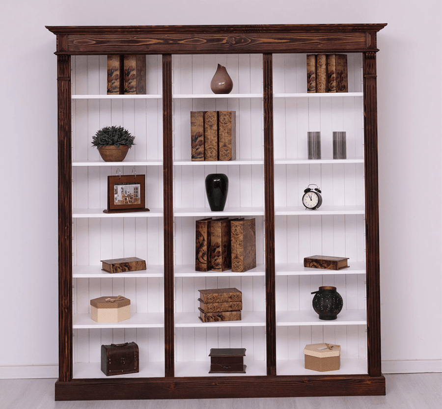 Klasszikus stílusú, háromosztatú fenyő könyvszekrény, állítható polcokkal. Színe pácolt barna és fehér