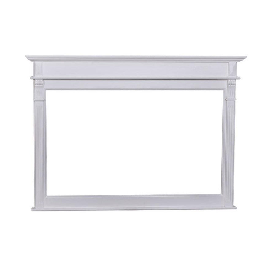 Country stílusú fenyőfakeretes tükör, klasszicizáló faragásokkal. Antikolt fehér színű.