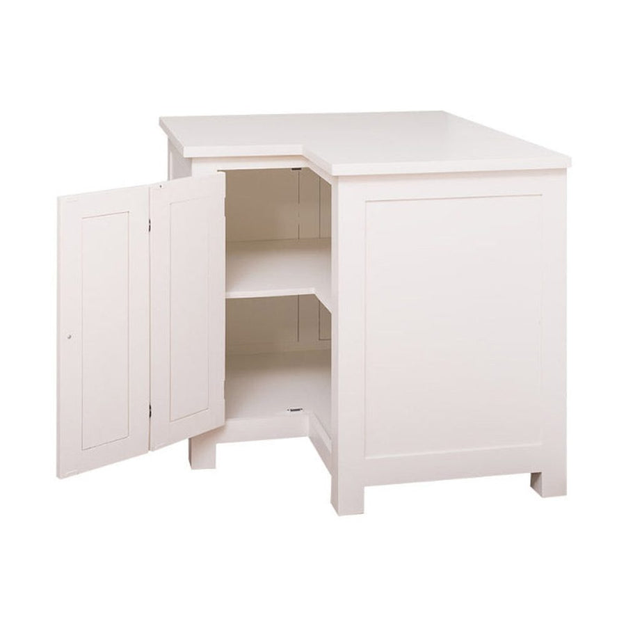 Fehér színű, fenyőfa konyhaszekrény sarokelem nyitott ajtóval.