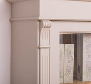 A könyvszekrény dekoratív faragásának részlete.