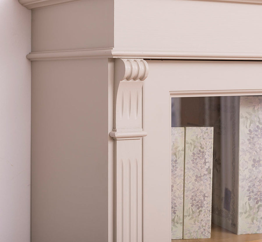 A könyvszekrény dekoratív faragásának részlete.