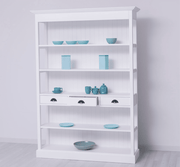 Klasszikus stílusú könyvespolc öt polccal és három fiókkal. Színe antikolt fehér.