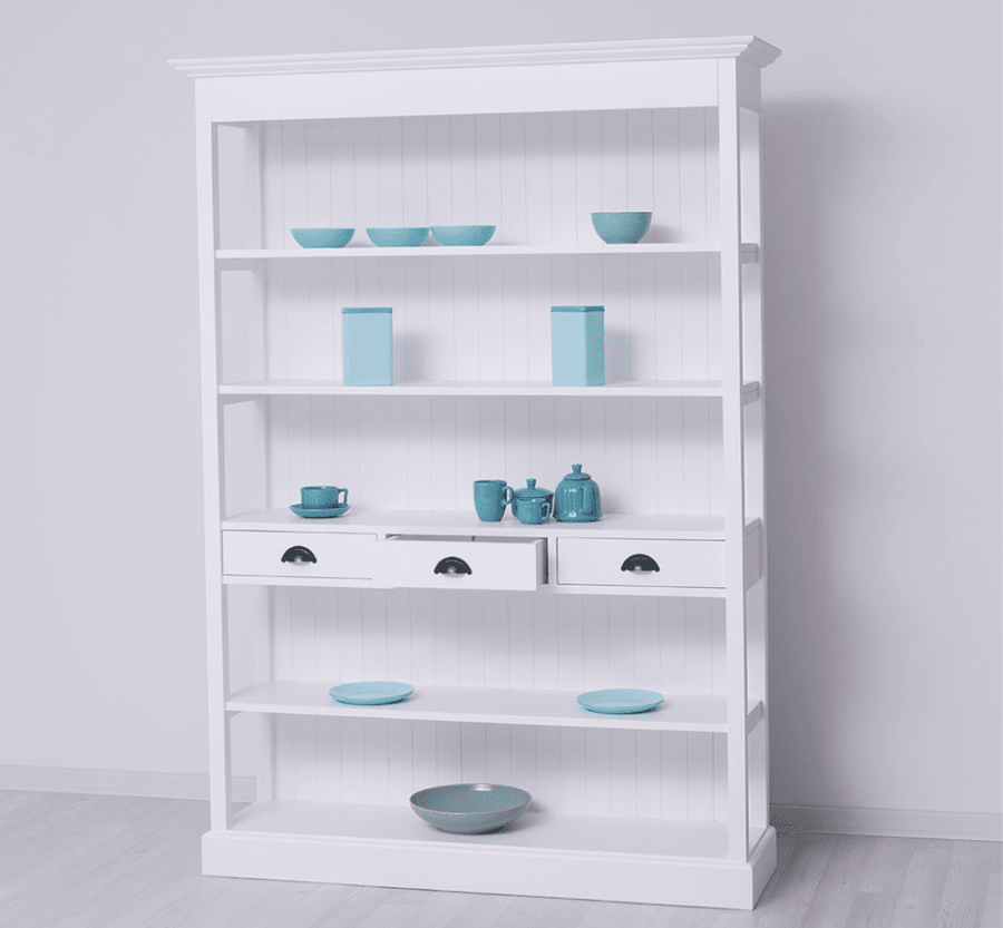 Klasszikus stílusú könyvespolc öt polccal és három fiókkal. Színe antikolt fehér.