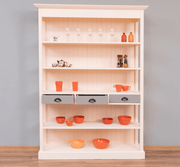 Klasszikus stílusú könyvespolc öt polccal és három fiókkal. Krémszínű, szürke fiókokkal.