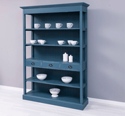 Klasszikus stílusú könyvespolc öt polccal és három fiókkal. Színe antikolt sötétkék.