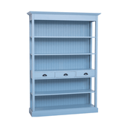 Klasszikus stílusú könyvespolc öt polccal és három fiókkal. Színe antikolt világoskék