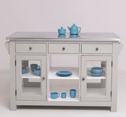 Country stílusú konyhasziget cinklap borítással. A tárolásról hat fiók, két üveges és egy nyitott tároló gondoskodik. Szine: halványszürke és fehér.