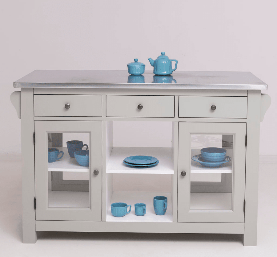 Country stílusú konyhasziget cinklap borítással. A tárolásról hat fiók, két üveges és egy nyitott tároló gondoskodik. Szine: halványszürke és fehér.