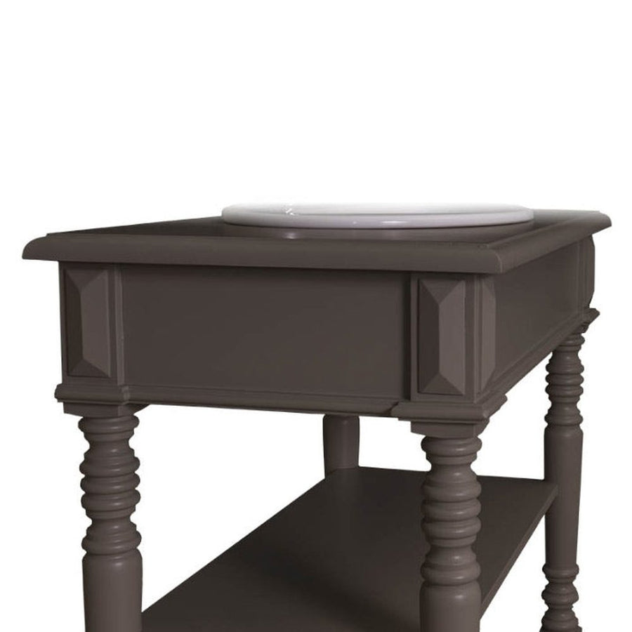 Klasszikus stílusú, sötétbarna színű, fenyőfa mosdószekrény nyitott polcokkal.